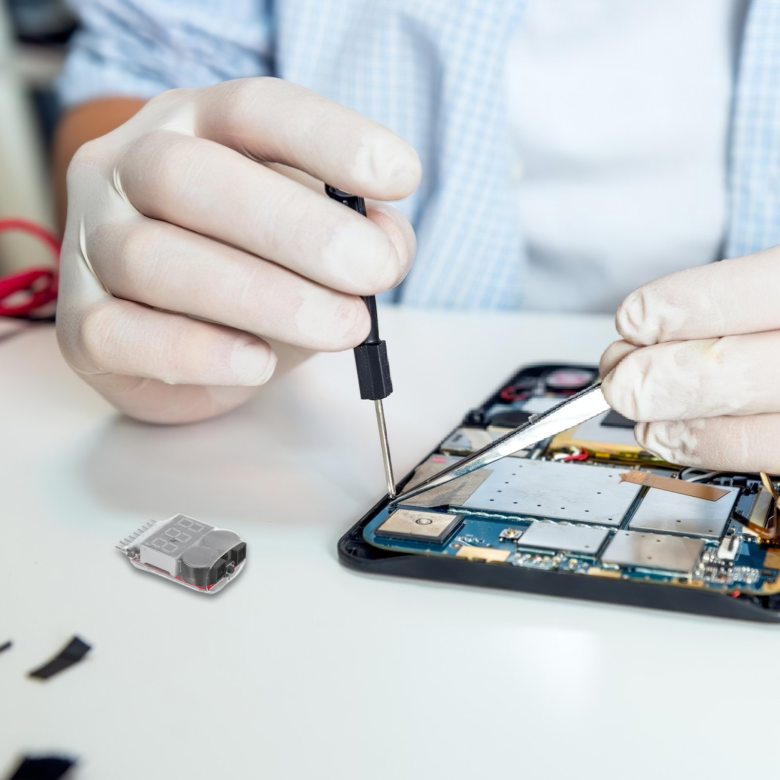 قطعتان من أجهزة فحص بطاريات ال - مراجعة Drone Battery Voltage Checker وسعره